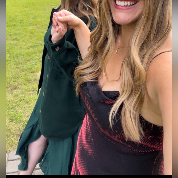 Shimmery red and black gown - Picture 2 of 3